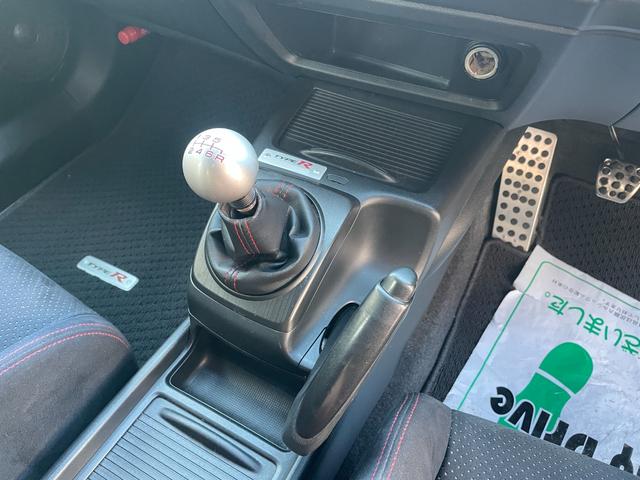 シビック タイプＲ　ノーマル車体／黒内装／Ｋ２０Ａエンジン／プッシュスタート／タイプＲ専用シート／６ＭＴ／純正ナビ／純正ブレンボキャリパー／ＨＩＤヘッドライト／パワーウインドウ／キーレス／純正１８インチアルミホイール（44枚目）