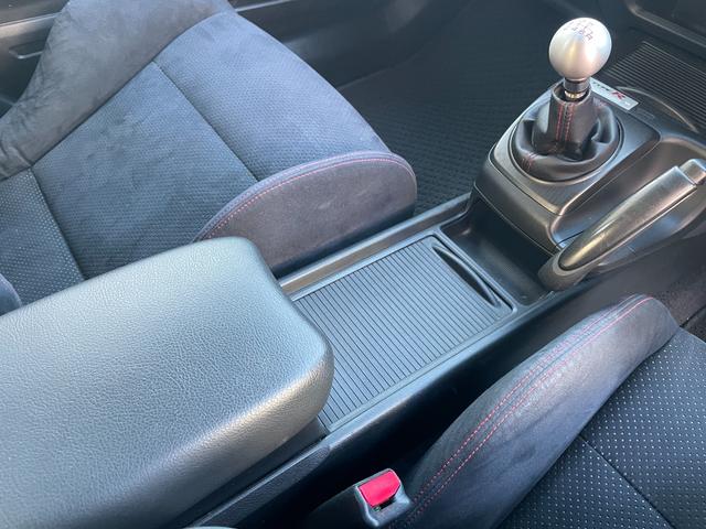 シビック タイプＲ　ノーマル車体／黒内装／Ｋ２０Ａエンジン／プッシュスタート／タイプＲ専用シート／６ＭＴ／純正ナビ／純正ブレンボキャリパー／ＨＩＤヘッドライト／パワーウインドウ／キーレス／純正１８インチアルミホイール（48枚目）