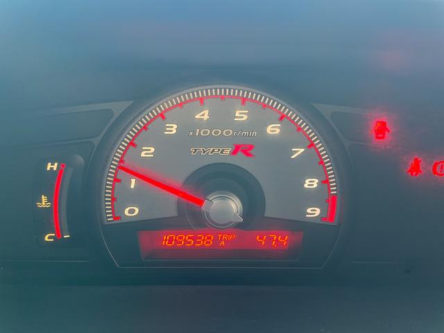 シビック タイプＲ　ノーマル車体／黒内装／Ｋ２０Ａエンジン／プッシュスタート／タイプＲ専用シート／６ＭＴ／純正ナビ／純正ブレンボキャリパー／ＨＩＤヘッドライト／パワーウインドウ／キーレス／純正１８インチアルミホイール（49枚目）