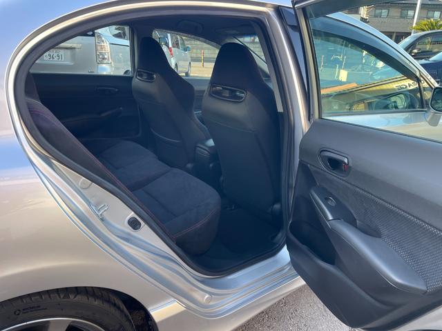 シビック タイプＲ　ノーマル車体／黒内装／Ｋ２０Ａエンジン／プッシュスタート／タイプＲ専用シート／６ＭＴ／純正ナビ／純正ブレンボキャリパー／ＨＩＤヘッドライト／パワーウインドウ／キーレス／純正１８インチアルミホイール（50枚目）