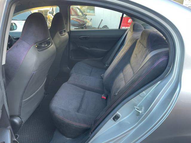 シビック タイプＲ　ノーマル車体／黒内装／Ｋ２０Ａエンジン／プッシュスタート／タイプＲ専用シート／６ＭＴ／純正ナビ／純正ブレンボキャリパー／ＨＩＤヘッドライト／パワーウインドウ／キーレス／純正１８インチアルミホイール（56枚目）