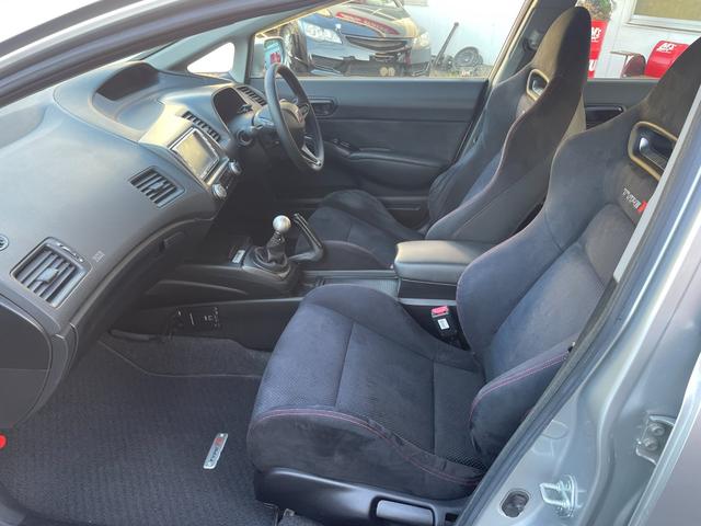 シビック タイプＲ　ノーマル車体／黒内装／Ｋ２０Ａエンジン／プッシュスタート／タイプＲ専用シート／６ＭＴ／純正ナビ／純正ブレンボキャリパー／ＨＩＤヘッドライト／パワーウインドウ／キーレス／純正１８インチアルミホイール（57枚目）