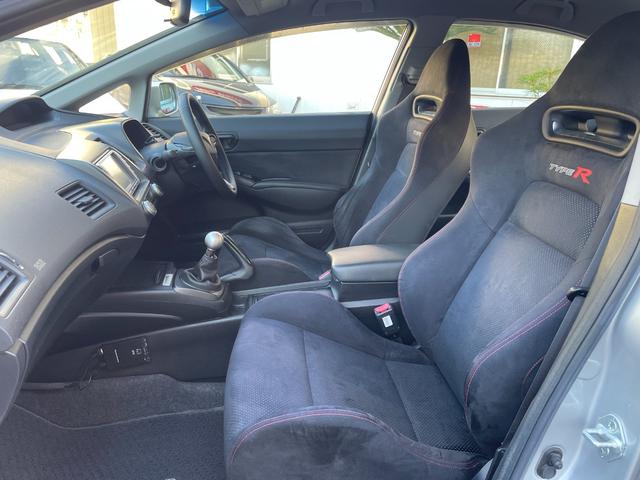 シビック タイプＲ　ノーマル車体／黒内装／Ｋ２０Ａエンジン／プッシュスタート／タイプＲ専用シート／６ＭＴ／純正ナビ／純正ブレンボキャリパー／ＨＩＤヘッドライト／パワーウインドウ／キーレス／純正１８インチアルミホイール（58枚目）