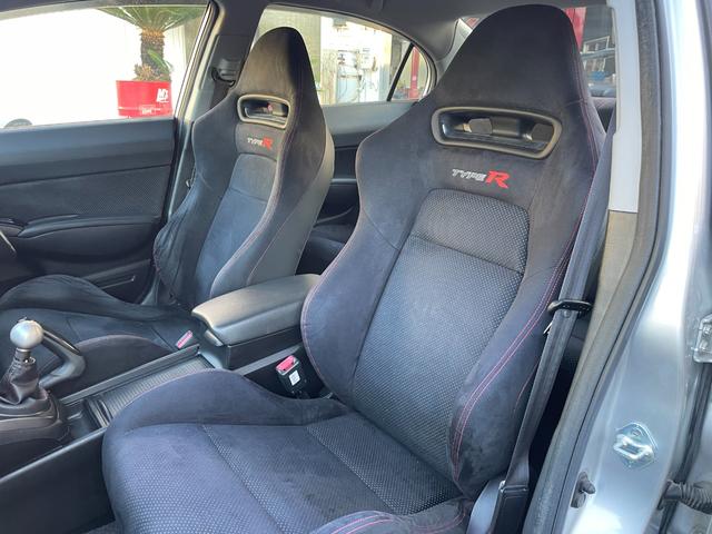 シビック タイプＲ　ノーマル車体／黒内装／Ｋ２０Ａエンジン／プッシュスタート／タイプＲ専用シート／６ＭＴ／純正ナビ／純正ブレンボキャリパー／ＨＩＤヘッドライト／パワーウインドウ／キーレス／純正１８インチアルミホイール（59枚目）