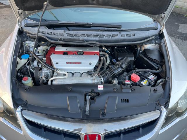 シビック タイプＲ　ノーマル車体／黒内装／Ｋ２０Ａエンジン／プッシュスタート／タイプＲ専用シート／６ＭＴ／純正ナビ／純正ブレンボキャリパー／ＨＩＤヘッドライト／パワーウインドウ／キーレス／純正１８インチアルミホイール（63枚目）