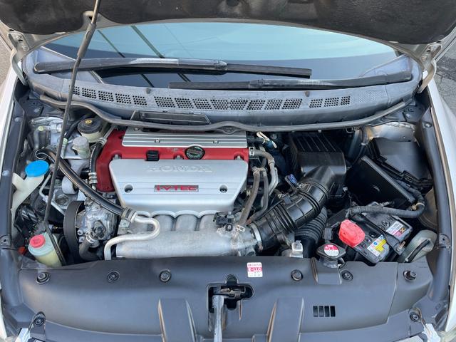 シビック タイプＲ　ノーマル車体／黒内装／Ｋ２０Ａエンジン／プッシュスタート／タイプＲ専用シート／６ＭＴ／純正ナビ／純正ブレンボキャリパー／ＨＩＤヘッドライト／パワーウインドウ／キーレス／純正１８インチアルミホイール（64枚目）