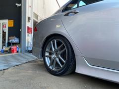 タイヤは２１５／４５Ｒ１７、２０１７年製のスタッドレスタイヤです。交換してあげましょう！ 3