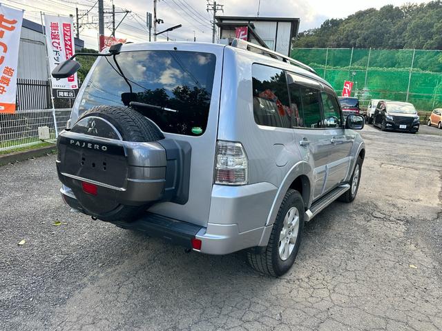 パジェロ ロング　ＧＲ　ディーゼルターボＧＲ　４ＷＤ１オーナー　ＥＴＣ車載器　禁煙車　スマートキー　キーレス　３列シート　純正ホイール　Ｗエアコン　バックカメラ　クルーズコントロール付き（3枚目）