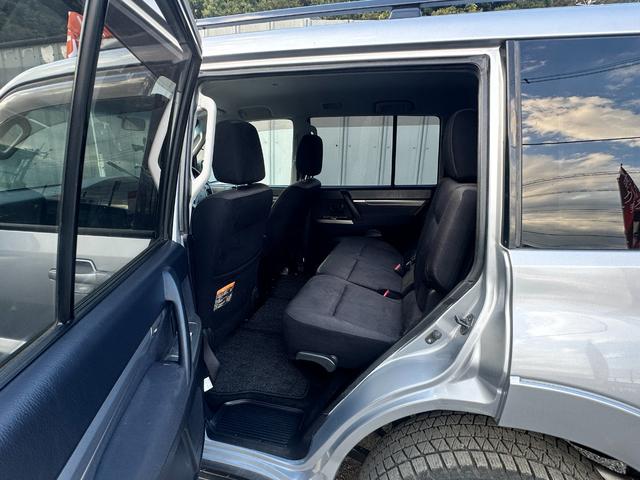 パジェロ ロング　ＧＲ　ディーゼルターボＧＲ　４ＷＤ１オーナー　ＥＴＣ車載器　禁煙車　スマートキー　キーレス　３列シート　純正ホイール　Ｗエアコン　バックカメラ　クルーズコントロール付き（9枚目）