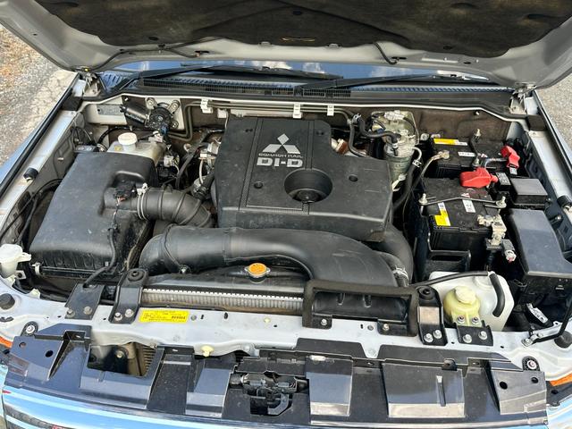 パジェロ ロング　ＧＲ　ディーゼルターボＧＲ　４ＷＤ１オーナー　ＥＴＣ車載器　禁煙車　スマートキー　キーレス　３列シート　純正ホイール　Ｗエアコン　バックカメラ　クルーズコントロール付き（19枚目）