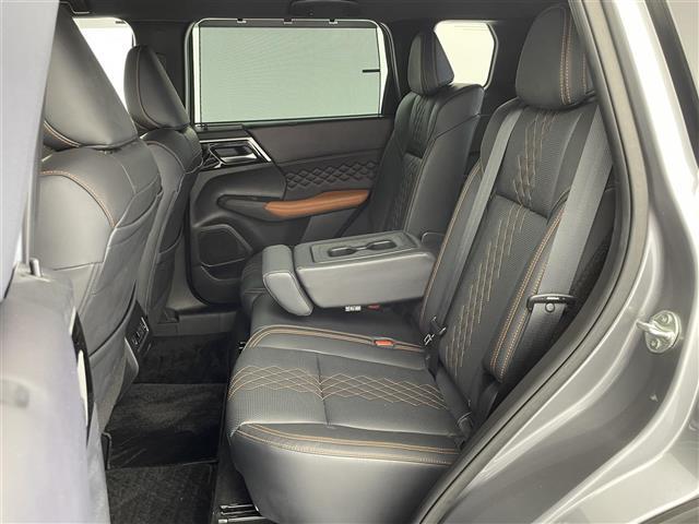 アウトランダーＰＨＥＶ Ｐ　純正９インチナビ　ＢＯＳＥサウンド　ワイヤレス充電器　ｅ－Ａｓｓｉｓｔ　衝突被害軽減ブレーキ　レーダークルコン　レザーシート　パワーシート　シートヒーター　ＢＳＭ　ＡＣ１００Ｖ　充電ケーブル積載　禁煙（32枚目）