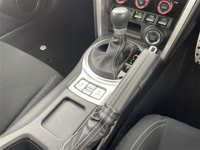 ８６ ＧＴ　ＴＲＤエアロ　ＨＫＳマフラー　ＨＫＳサスペンション　７型ナビ　バックカメラ　ドライブレコーダー　ＥＴＣ　ＬＥＤヘッドライト　オートライト　フォグランプ　パドルシフト　スマートキ　プッシュスタート　禁煙（18枚目）