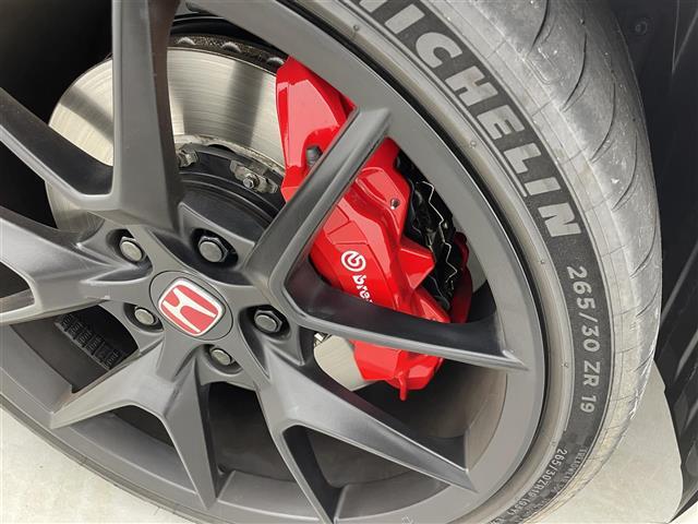 シビック タイプＲ　６速ＭＴ　ホンダコネクトディスプレー　ＥＴＣ２．０　Ｂｒｅｍｂｏキャリパー　タイプＲ専用１９インチリバースリムアルミホイール　ホンダセンシング　ＬｏｇＲ　前後ドライブレコーダー　ＬＥＤランプ　禁煙車（4枚目）