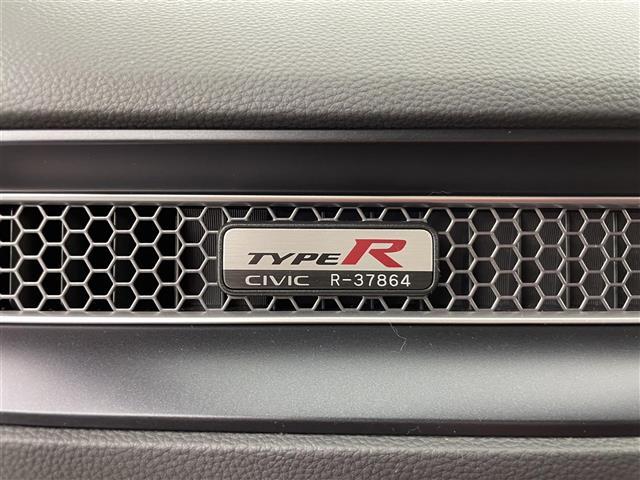 シビック タイプR 6速マニュアル 純正9インチナビ Bカメラ Bremboキャリパー リアウィング ホンダセンシング 純正19インチAW BSM LEDヘッドライト 衝突軽減ブレーキ クリアランスソナー ETC 禁煙車(16枚目)