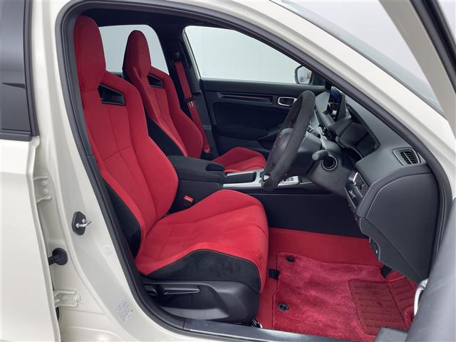 シビック タイプR 6速マニュアル 純正9インチナビ Bカメラ Bremboキャリパー リアウィング ホンダセンシング 純正19インチAW BSM LEDヘッドライト 衝突軽減ブレーキ クリアランスソナー ETC 禁煙車(28枚目)