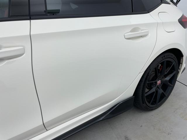 シビック タイプR 6速マニュアル 純正9インチナビ Bカメラ Bremboキャリパー リアウィング ホンダセンシング 純正19インチAW BSM LEDヘッドライト 衝突軽減ブレーキ クリアランスソナー ETC 禁煙車(45枚目)