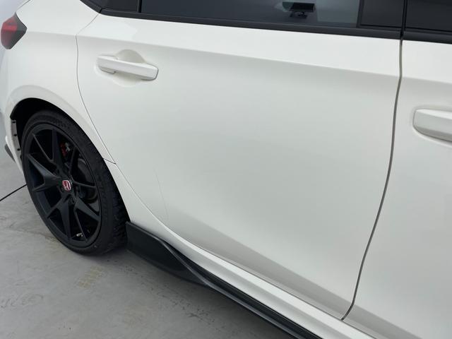 シビック タイプR 6速マニュアル 純正9インチナビ Bカメラ Bremboキャリパー リアウィング ホンダセンシング 純正19インチAW BSM LEDヘッドライト 衝突軽減ブレーキ クリアランスソナー ETC 禁煙車(60枚目)