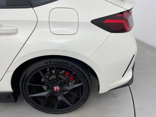 シビック タイプR 6速マニュアル 純正9インチナビ Bカメラ Bremboキャリパー リアウィング ホンダセンシング 純正19インチAW BSM LEDヘッドライト 衝突軽減ブレーキ クリアランスソナー ETC 禁煙車(67枚目)