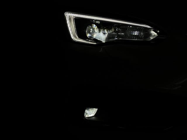 インプレッサスポーツ ２．０ｉ－Ｌアイサイト　７インチナビ　ＬＥＤヘッドランプ／フォグ　ステアリング連動ヘッドランプ　バックカメラ　純正ドライブレコーダー　プッシュスタート　スマートキー　４ＷＤ　パドルシフト　ＥＴＣ　革巻きステアリング　禁煙車（3枚目）