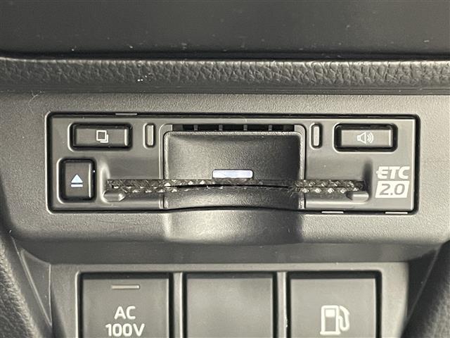 【ＥＴＣ２．０（ＤＳＲＣ）】ＥＴＣカードを挿入すれば料金所はノンストップで通過できます。ＥＴＣ限定の割引や、高速道路の情報提供サービスを利用できます。