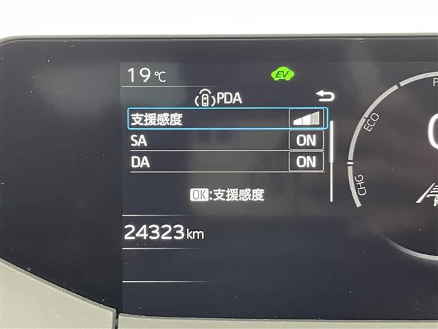 【レーンディパーチャーアラート（ＬＤＡ）】クルマが車線または走路から逸脱する可能性がある場合に、ブザーまたはハンドルの振動により注意をうながします。機能には限界があるためご注意ください。