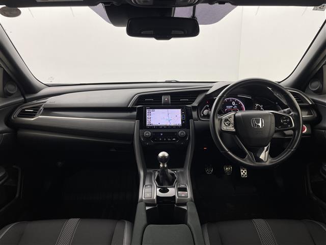シビック ハッチバック 6速MT 純正7インチナビ 純正前後ドライブレコーダー バックカメラ ホンダセンシング 純正ビルトインETC2.0 衝突被害軽減ブレーキ 車線逸脱警報システム 前席シートヒーター ワンオーナー 禁煙車(2枚目)