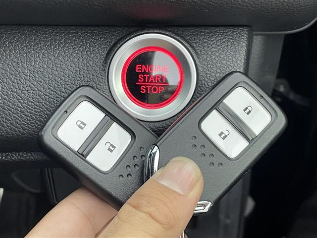 シビック ハッチバック 6速MT 純正7インチナビ 純正前後ドライブレコーダー バックカメラ ホンダセンシング 純正ビルトインETC2.0 衝突被害軽減ブレーキ 車線逸脱警報システム 前席シートヒーター ワンオーナー 禁煙車(8枚目)