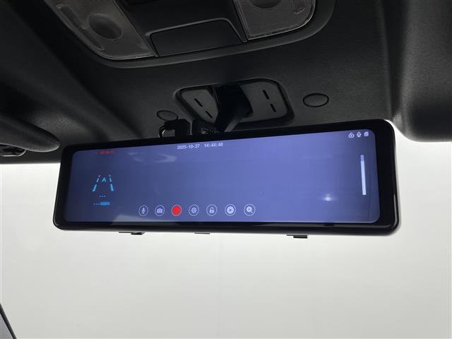 【アドバンスドルームミラー】リアカメラの画像を液晶モニター（ルームミラー）に写して、後部座席の人で視界が遮られたり、夜間や悪天候の時なども、クリアな後方視界を確保するため安心です。