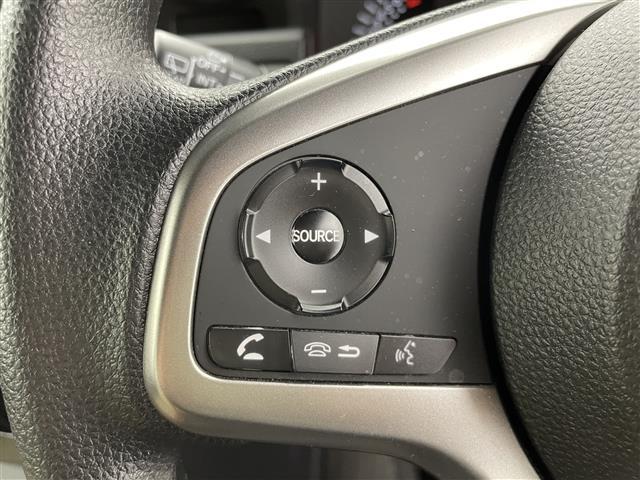 【ステアリングリモコン】手元のボタンから、オーディオやナビなどの操作ができるので、よそ見をせずに安全に運転に集中できます！