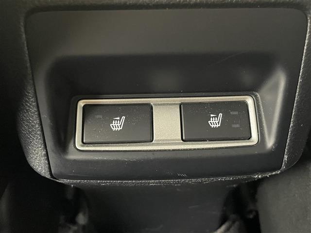 【後席シートヒーター】シートを温めてくれる暖房機器です！長時間座っていると負担が掛かりやすい背中や腰、または冬場などの寒い日に冷えやすい脚部に快適なぬくもりを伝えます。