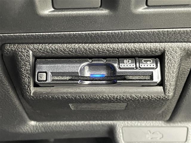 【ＥＴＣ】有料道路を利用する際に料金所で停止することなく通過できる、ＥＴＣ車載器（ノンストップ自動料金収受システム機器）が装備されています。セットアップを行うことで利用可能になります。