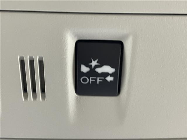 【プリクラッシュブレーキ】運転中に他のクルマとの衝突の危険をシステムが検知したとき、ブザーやブレーキが作動し、衝突被害軽減をサポートします！機能には限界があるためご注意ください。