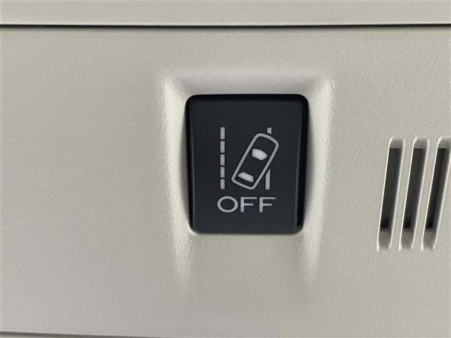 【車線逸脱警報機能】走行中にクルマが車線をはみ出した際に、ブザーなどの警報が鳴り、危険を知らせます。機能には限界があるためご注意ください。