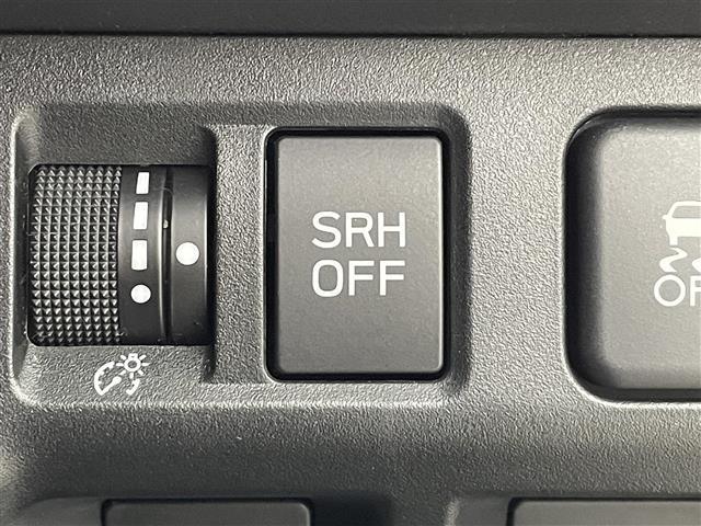 【ステアリング・レスポンシブル・ヘッドランプ（ＳＲＨ）】カーブや交差点を曲がるときに、ステアリング操作に連動してヘッドランプの光軸を動かすシステムが搭載されています！