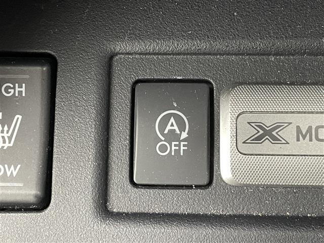 【アイドリングストップ】信号待ちや一時停止時に、エンジンのアイドリングを自動的にストップして、燃費の向上に貢献します！