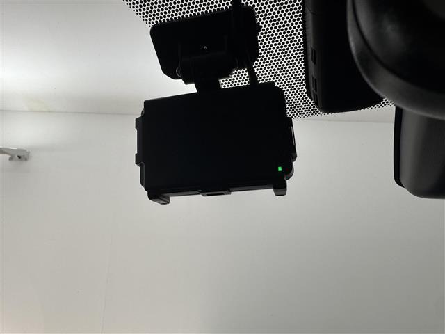 プリウス ＳセーフティプラスＩＩ　純正ナビ　バックカメラ　追従クルーズコントロール　トヨタセーフティセンス　ドライブレコーダー　ビルトインＥＴＣ　ＬＥＤヘッドライト　オートライト　ＡＣ１００Ｖ電源　自動防眩ミラー　スマートキー　禁煙車（6枚目）