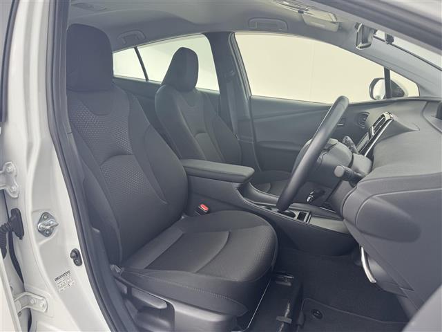 プリウス ＳセーフティプラスＩＩ　純正ナビ　バックカメラ　追従クルーズコントロール　トヨタセーフティセンス　ドライブレコーダー　ビルトインＥＴＣ　ＬＥＤヘッドライト　オートライト　ＡＣ１００Ｖ電源　自動防眩ミラー　スマートキー　禁煙車（28枚目）