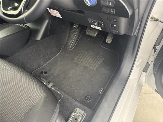 プリウス ＳセーフティプラスＩＩ　純正ナビ　バックカメラ　追従クルーズコントロール　トヨタセーフティセンス　ドライブレコーダー　ビルトインＥＴＣ　ＬＥＤヘッドライト　オートライト　ＡＣ１００Ｖ電源　自動防眩ミラー　スマートキー　禁煙車（42枚目）