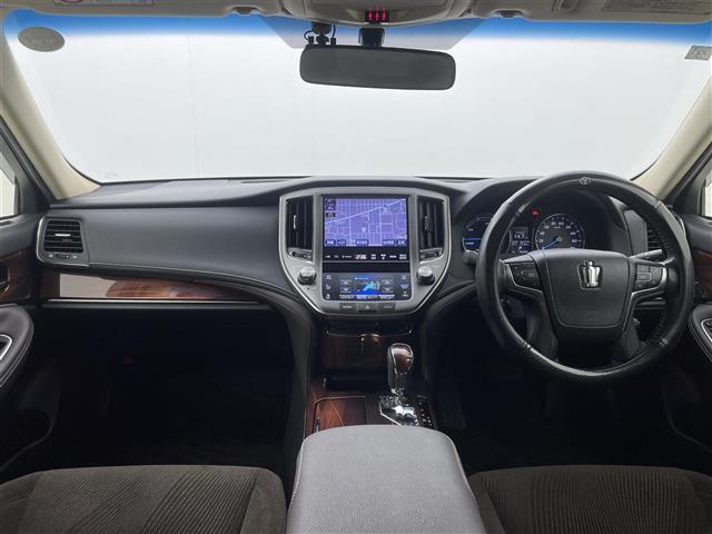 クラウンハイブリッド ロイヤルサルーン 純正8インチHDDナビ バックカメラ パワーシート ステアリングヒーター シートヒーター ドライブレコーダー クルーズコントロール プッシュスタート スマートキー ETC HIDヘッドライト 禁煙車(2枚目)