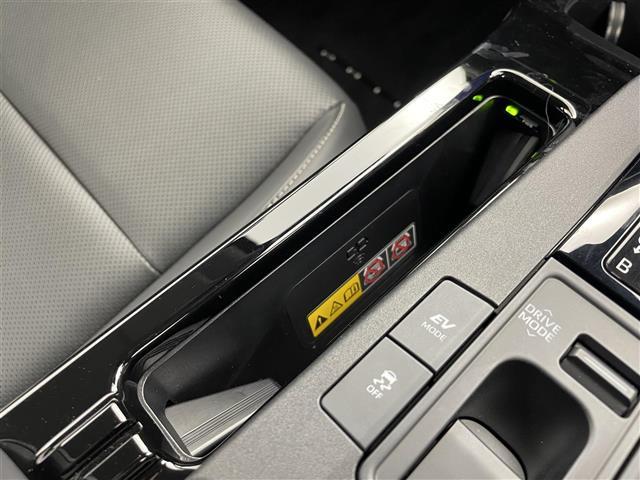 プリウス Ｚ　純正１２．３型ナビ　全周囲カメラ　レザーシート　シートヒーター　エアシート　パワーシート　パワーバックドア　置くだけ充電　デジタルインナーミラー　前後ドラレコ　ＢＳＭ　ビルトインＥＴＣ２．０　禁煙車（6枚目）