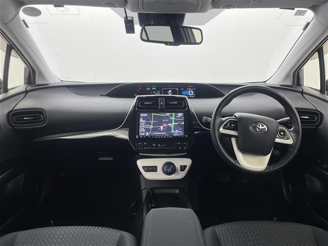 プリウス Ｓセーフティプラス　アルパイン９インチＳＤナビ　バックカメラ　パーキングアシスト　インテリジェントクリアランスソナー　トヨタセーフティセンス　カラーヘッドアップディスプレイ　ＬＥＤヘッドランプ　プッシュスタート　禁煙車（2枚目）