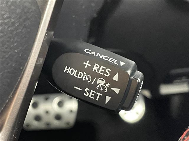 【レーダークルーズコントロール】アクセルを踏まなくても、設定した速度で走行できます！先行車との車間距離を適切に維持する追従走行の機能も有しています。機能には限界があるためご注意ください。