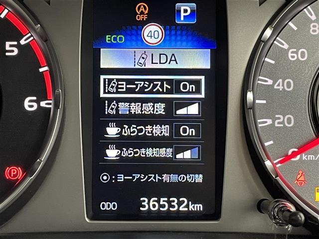 【レーンディパーチャーアラート（ＬＤＡ）】クルマが車線または走路から逸脱する可能性がある場合に、ブザーまたはハンドルの振動により注意をうながします。機能には限界があるためご注意ください。