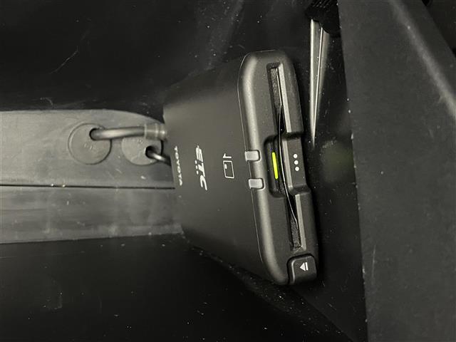 【ＥＴＣ】有料道路を利用する際に料金所で停止することなく通過できる、ＥＴＣ車載器（ノンストップ自動料金収受システム機器）が装備されています。セットアップを行うことで利用可能になります。