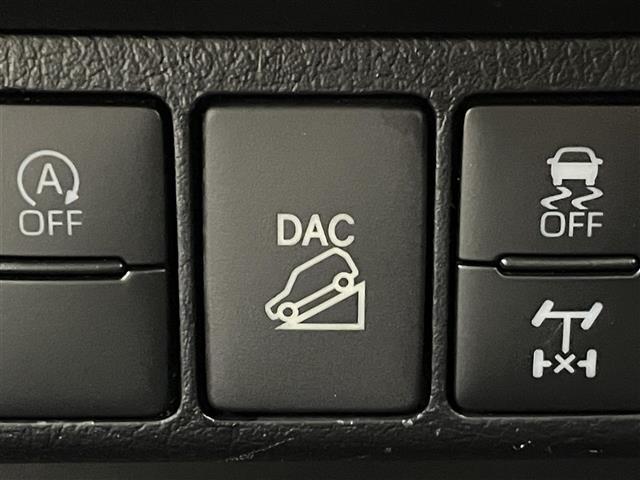 【ダウンヒルアシストコントロールシステム】急な下り坂を降下する際でも、システムが安全な速度での走行を維持できるようにブレーキ制御を行い、サポートします！オフロード・積雪路などで活躍します！