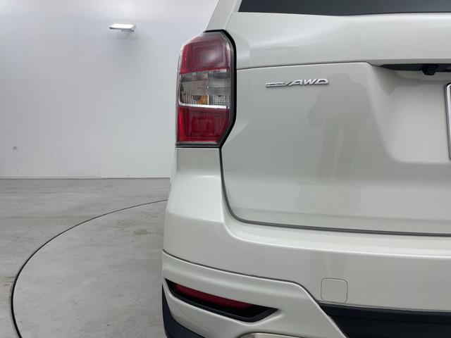 劣化から守って光沢をキープする『モールコート』。樹脂パーツの劣化を防止し、ガラス被膜により、白化を予防するなど光り輝く色をキープするのに効果を発揮します。