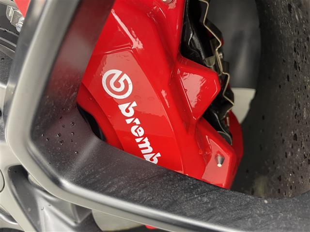 【Ｂｒｅｍｂｏキャリアー】高級モデルのみに許された、安心感のあるストッピングパワーに、高い耐久性などディスクブレーキとしての機能もさることながら、華々しいデザインと存在感でドレスアップの役割も！