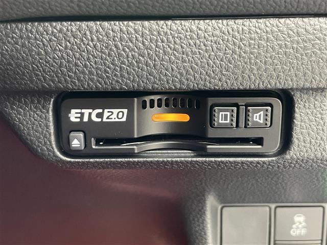 【ＥＴＣ２．０（ＤＳＲＣ）】ＥＴＣカードを挿入すれば料金所はノンストップで通過できます。ＥＴＣ限定の割引や、高速道路の情報提供サービスを利用できます。