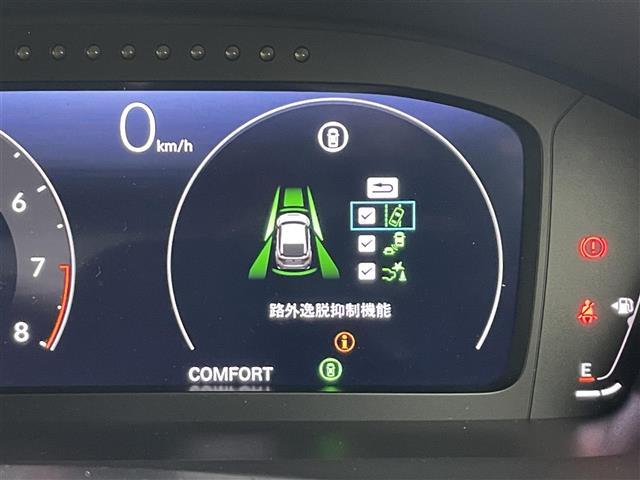 【路外逸脱抑制機能】はみ出しそうなとき、ディスプレー表示とステアリング振動の警告で注意を促すとともに、車線内へ戻るようにステアリング操作を支援します。機能には限界があるためご注意ください。