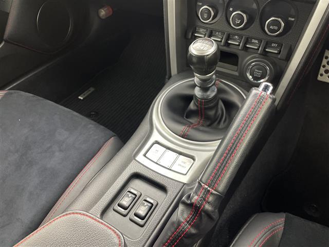 BRZ S 6速MT アルカンターラ&レザーシート ナビ フルセグTV シートヒーター ETC ドラレコ HIDヘッドライト オートライト フォグランプ スマートキー シートヒーター 純正アルミホイール 禁煙車(21枚目)